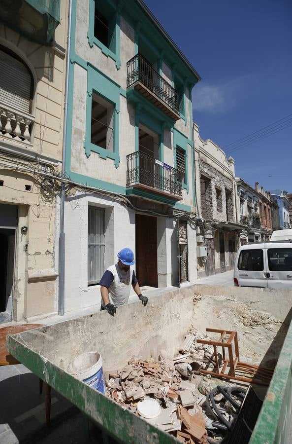 El barrio del Cabanyal continúa, tras la disolución de la plataforma Salvem el Cabanyal, con urgencias sociales, problemas de okupación y quejas de los comerciantes por las obras.