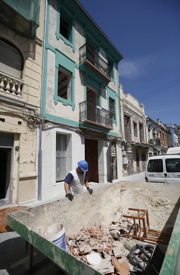 El barrio del Cabanyal continúa, tras la disolución de la plataforma Salvem el Cabanyal, con urgencias sociales, problemas de okupación y quejas de los comerciantes por las obras.