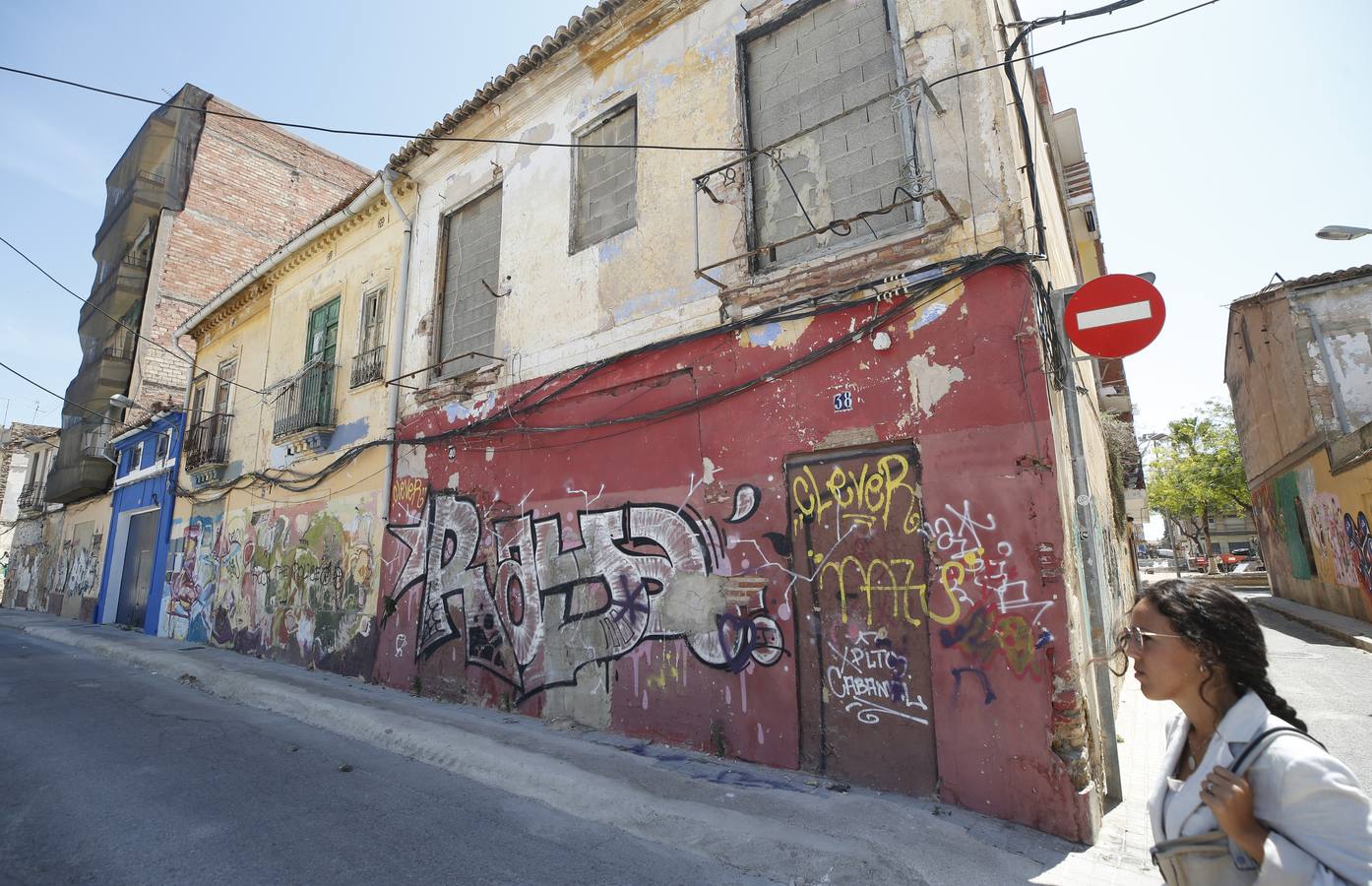 El barrio del Cabanyal continúa, tras la disolución de la plataforma Salvem el Cabanyal, con urgencias sociales, problemas de okupación y quejas de los comerciantes por las obras.