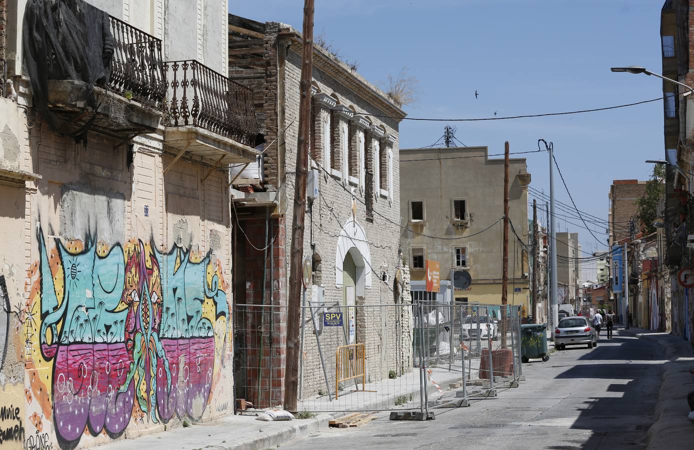 El barrio del Cabanyal continúa, tras la disolución de la plataforma Salvem el Cabanyal, con urgencias sociales, problemas de okupación y quejas de los comerciantes por las obras.