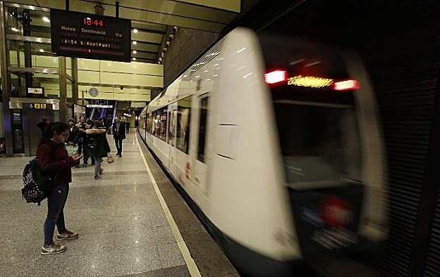 Un convoy en la estación de metro de Colón. 