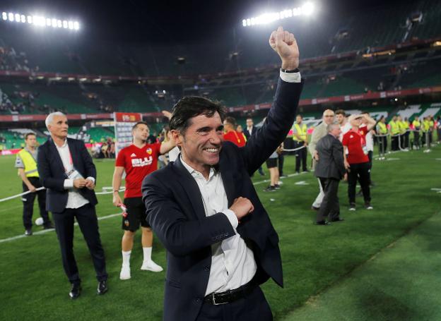 Marcelino celebra el triunfo en la final de Copa sobre el césped del Benito Villamarín. 