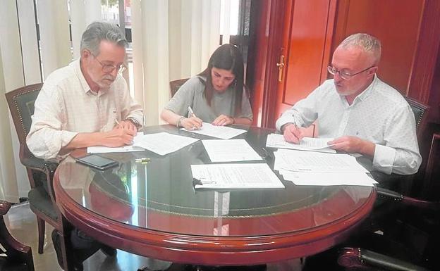 El alcalde, Ramón Marí, en la firma del convenio.