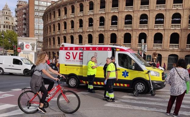 Ambulancia y Policía junto con el patinete arrollado.