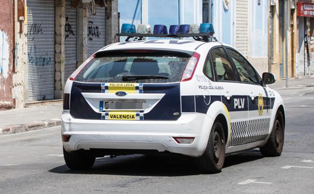 Patrulla de la Policía Local, en el distrito del Marítimo, en una imagen de archivo.