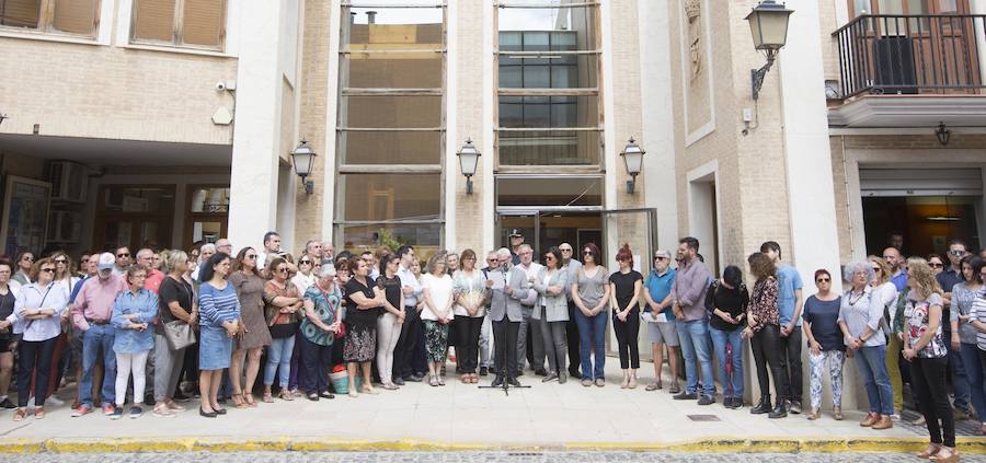 Más de 200 vecinos se han concentrado a las 12 frente al Ayuntamiento de Alboraya para mostrar su condena por el crimen de Beatriz A. H., la mujer de 29 años cuyo cadáver lo encontró la Guardia Civil este lunes, con signos de asfixia, en su vivienda de Port Saplaya.