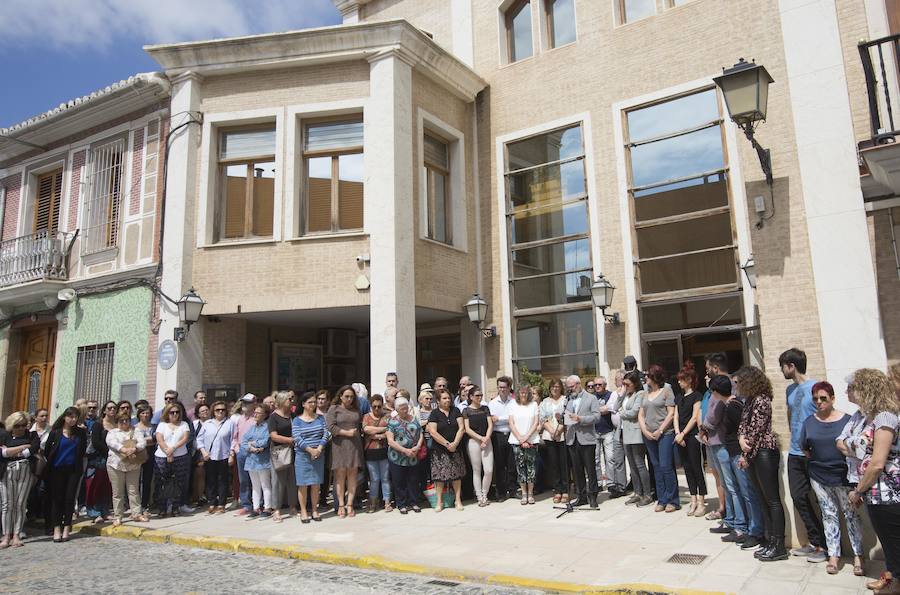 Más de 200 vecinos se han concentrado a las 12 frente al Ayuntamiento de Alboraya para mostrar su condena por el crimen de Beatriz A. H., la mujer de 29 años cuyo cadáver lo encontró la Guardia Civil este lunes, con signos de asfixia, en su vivienda de Port Saplaya.