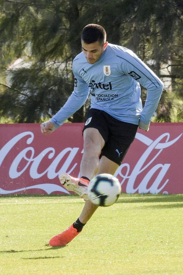 Maxi golpea el balón en un entrenamiento con Uruguay.