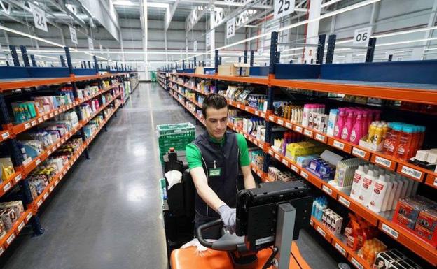 Un empleado de Mercadona recoge los pedidos de clientes realizados por internet en su almacén de Valencia.