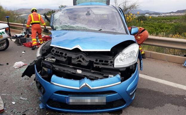 Uno de los vehículos implicados en el accidente por choque frontal en Sagunto.