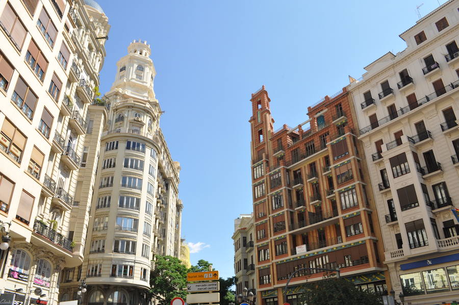 Edificios de la plaza del Ayuntamiento próximos a la avenida de María Cristina y calle San Vicente