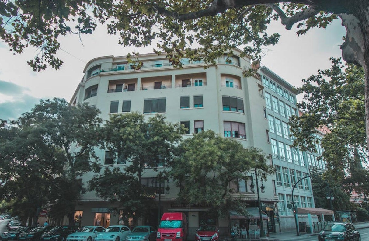 Edificio Más, en la calle Convento Santa Clara, 6, esquina con Ribera 10. Arquitecto Manuel Cervera.