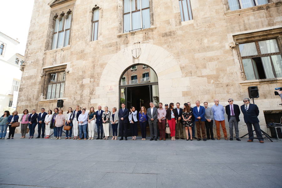 La Generalitat ha convocado hoy tres minutos de silencio por el último crimen de violencia machista ocurrido en la Comunitat, el de una joven de 29 años asesinada en la localidad valenciana de Alboraya, que ha decretado dos días de luto oficial. Ximo Puig y Mónica Oltra han mostrado sus condolencias con este silencioso homenaje a la última mujer muerta a manos de su pareja en España, que asciende la cifra a 1000 víctimas en lo que va de año. 