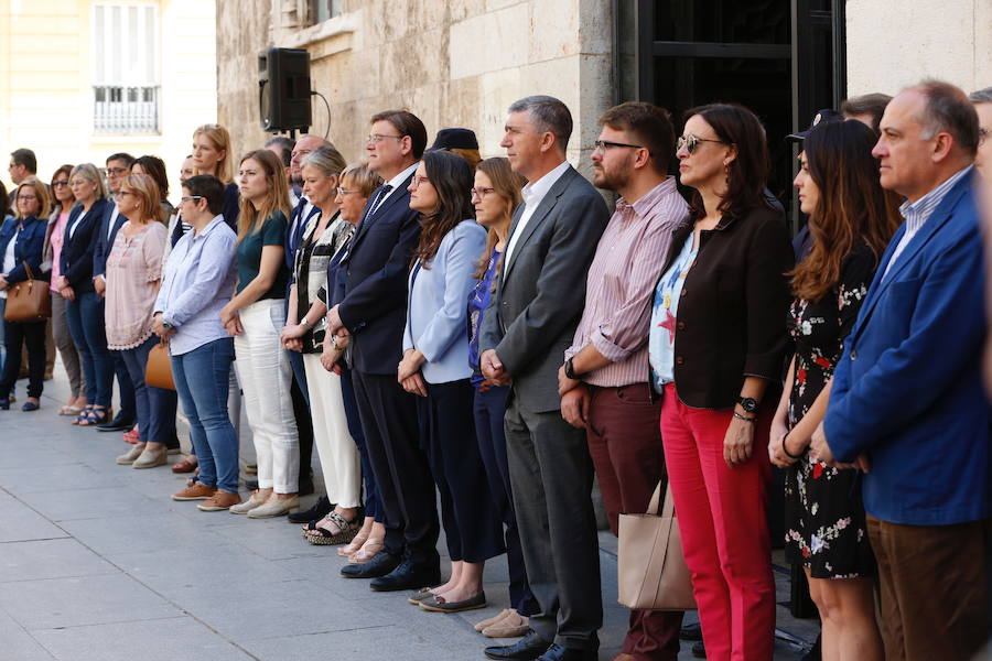 La Generalitat ha convocado hoy tres minutos de silencio por el último crimen de violencia machista ocurrido en la Comunitat, el de una joven de 29 años asesinada en la localidad valenciana de Alboraya, que ha decretado dos días de luto oficial. Ximo Puig y Mónica Oltra han mostrado sus condolencias con este silencioso homenaje a la última mujer muerta a manos de su pareja en España, que asciende la cifra a 1000 víctimas en lo que va de año. 