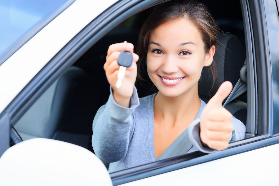 Una chica muestra las llaves de su coche.