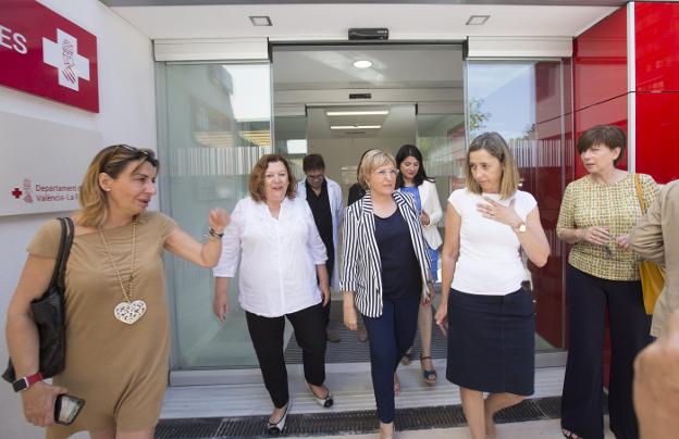 La consellera de Sanidad, Ana Barceló, a la salida del nuevo servicio de Urgencias de la calle Joaquín Ballester de Valencia. 