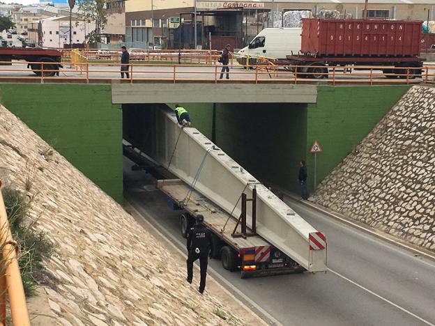 El único túnel de conexión entre las dos fases del polígono, que se tuvo que cerrar por el paso de una viga de 50 metros. 