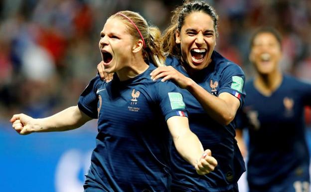 La francesa Eugenie Le Sommer (i) celebra su gol a Noruega.
