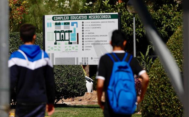 Dos estudiantes en el complejo educativo Misericordia de Valencia esta mañana. 