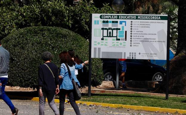 IES Misericordia de Valencia | Así ha entrado la Policía para detener al alumno que acuchilló a su profesora de Biología
