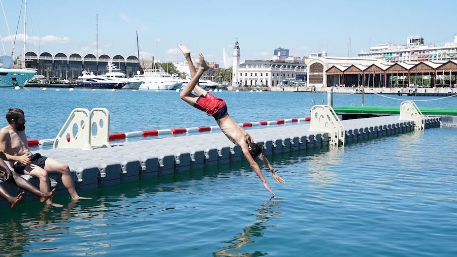 Con 24 metros de largo y ocho de profundidad la piscina, de agua salada, está situada en la dársena interior a la altura del edificio de La Base. La entrada es gratuita y el horario será de 11:30 a 19:30 horas hasta el próximo 12 de septiembre. 