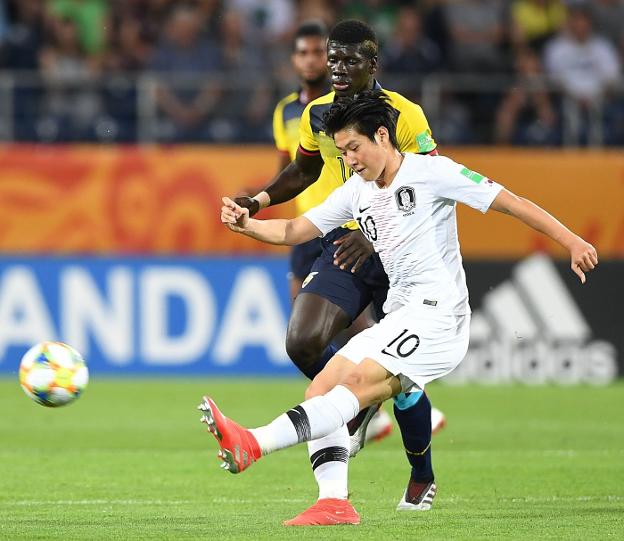 Kang In golpea el balón con su pierna izquierda en las semifinales del Mundial sub-20 frente a Ecuador. 