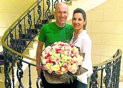 Imagen secundaria 1 - Isco Alarcón en la piscina con sus perros // Zinedine Zidane y su mujer // Karim Benzemá.