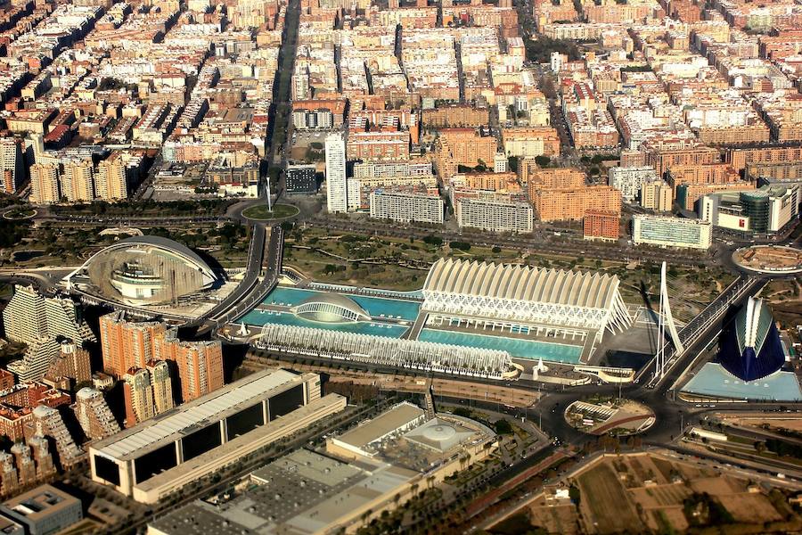 Valencia está de moda. The New York Times ha publicado un artículo en el que propone alternativas turísticas a urbes masificadas como Dubrovnik (Croacia), Ámsterdam (Holanda), Santorini (Grecia), Praga (República Checa), Florencia (Italia) y Barcelona (España). El prestigioso periódico recomienda Valencia como alternativa tranquila a la ciudad condal. Según el periódico americano, Barcelona es «la próxima Venecia», atendiendo a los masificados índices de llegada de turistas, El diario recomienda una ciudad que «apenas ha recibido dos millones de visitantes al año». Esa urbe es Valencia, de la que destaca que «tiene muchos atributos en común con Barcelona». Estas son las razones por las que Valencia ha cautivado al influyente medio: