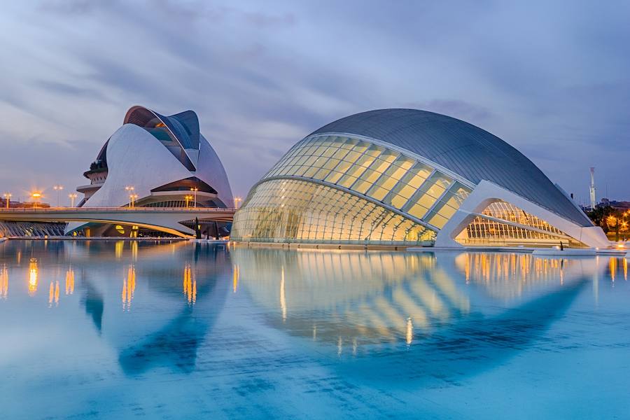 4. La Ciudad de las Artes y las Ciencias, eterno reclamo turístico de Valencia. The New York Times destaca su «extraterréstica» casa de la ópera (el Palau de Les Arts).