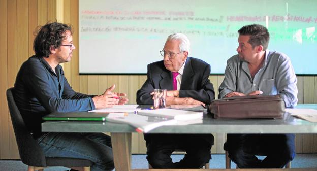 El forense Luis Frontela, entre Elías León y Ramón Campos. 