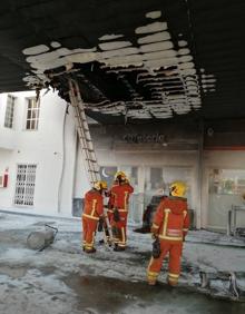 Imagen secundaria 2 - La gasolinera, tras el incendio declarado esta mañana.