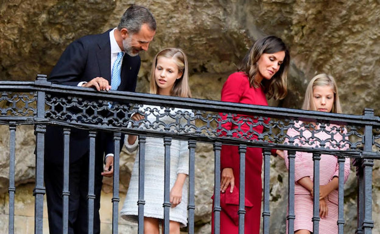 La Familia Real visita la Ermita de la Santa Cueva. 