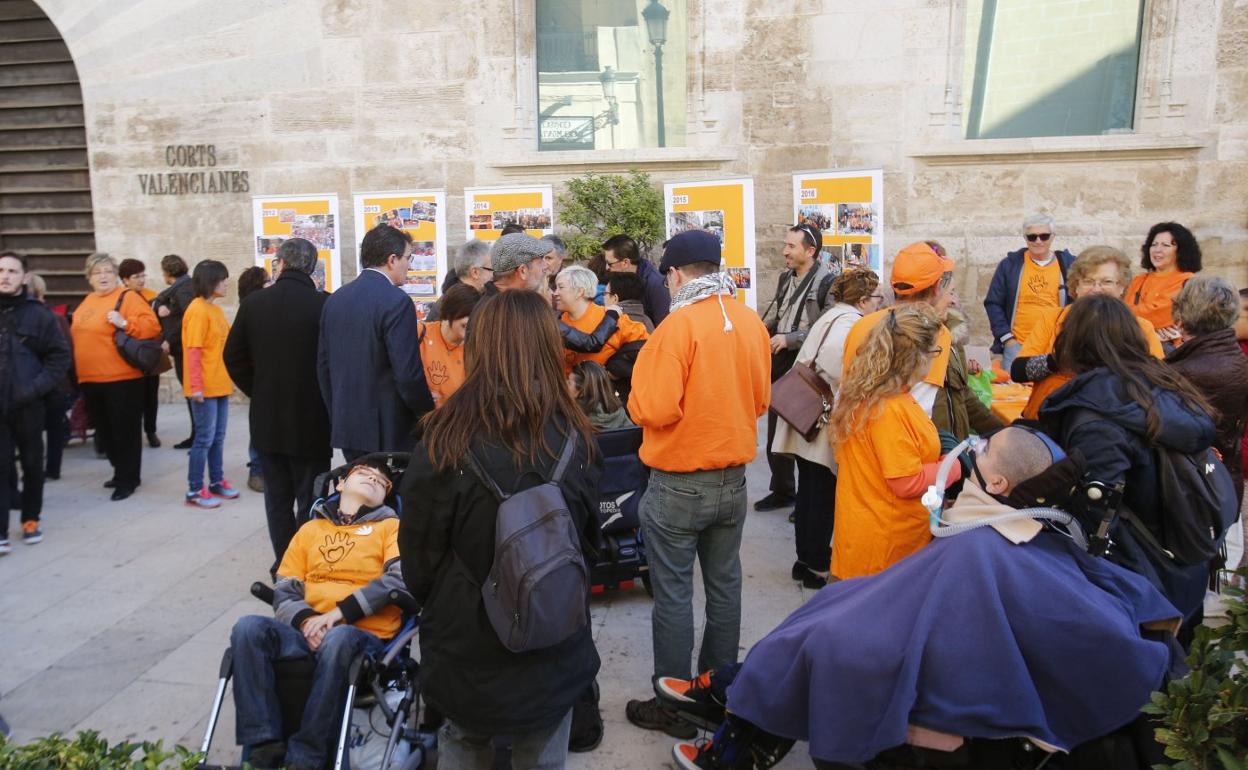 Dependientes y sus familiares, en una protesta a las puertas de Les Corts. 