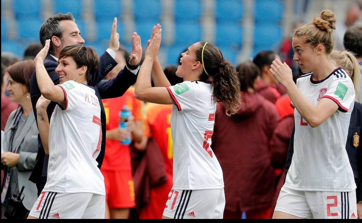 Jorge Vilda felicita a sus jugadoras. 