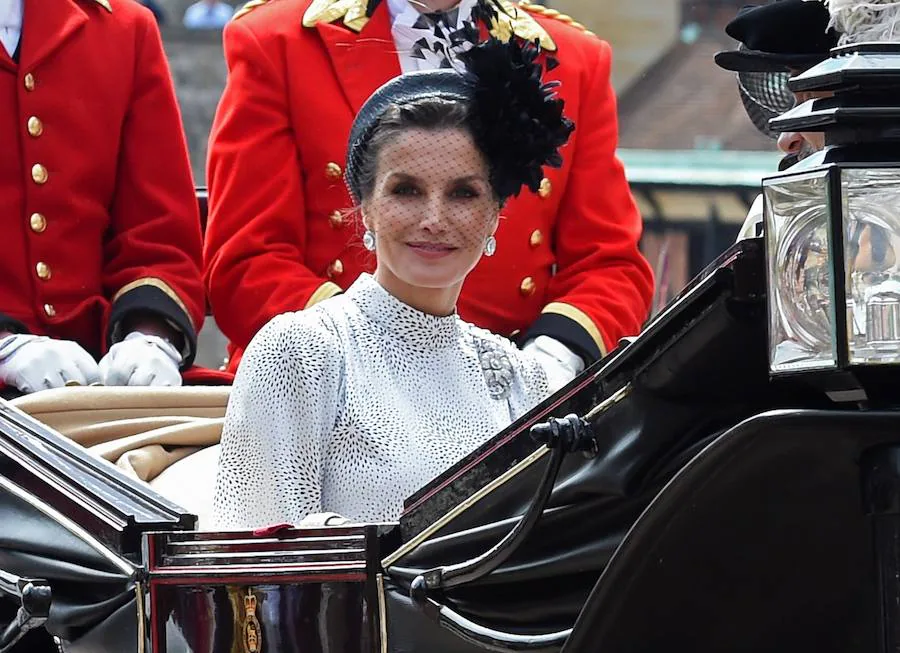 Felipe VI cumplirá este miércoles cinco años en el trono y lo hará con el broche de haber sido investido hoy caballero de la Orden de la Jarretera, la máxima distinción del Reino Unido, en una solemne ceremonia celebrada en el Castillo de Windsor en presencia de la reina Isabel II de Inglaterra.
