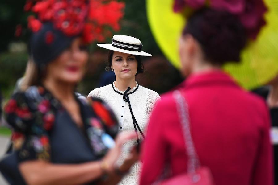 Un año más, el condado de Berkshire acoge las tradicionales carreras de caballos de purasangre Royal Ascot. A la cita (del 18 al 22 de junio) acude la Familia Real Británica y un sinfín de invitados ataviados con los sombreros, pamelas y tocados más estravagantes.