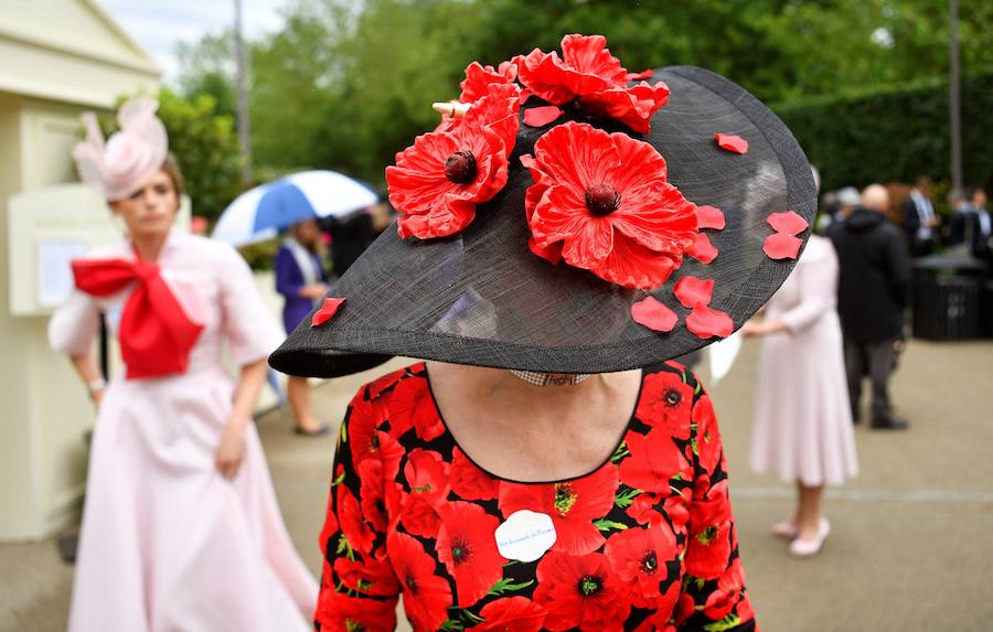 Un año más, el condado de Berkshire acoge las tradicionales carreras de caballos de purasangre Royal Ascot. A la cita (del 18 al 22 de junio) acude la Familia Real Británica y un sinfín de invitados ataviados con los sombreros, pamelas y tocados más estravagantes.