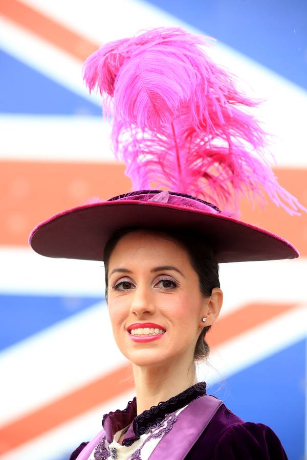 Un año más, el condado de Berkshire acoge las tradicionales carreras de caballos de purasangre Royal Ascot. A la cita (del 18 al 22 de junio) acude la Familia Real Británica y un sinfín de invitados ataviados con los sombreros, pamelas y tocados más estravagantes.