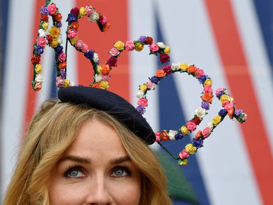 Un año más, el condado de Berkshire acoge las tradicionales carreras de caballos de purasangre Royal Ascot. A la cita (del 18 al 22 de junio) acude la Familia Real Británica y un sinfín de invitados ataviados con los sombreros, pamelas y tocados más estravagantes.