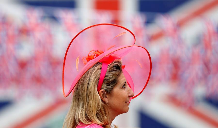 Un año más, el condado de Berkshire acoge las tradicionales carreras de caballos de purasangre Royal Ascot. A la cita (del 18 al 22 de junio) acude la Familia Real Británica y un sinfín de invitados ataviados con los sombreros, pamelas y tocados más estravagantes.