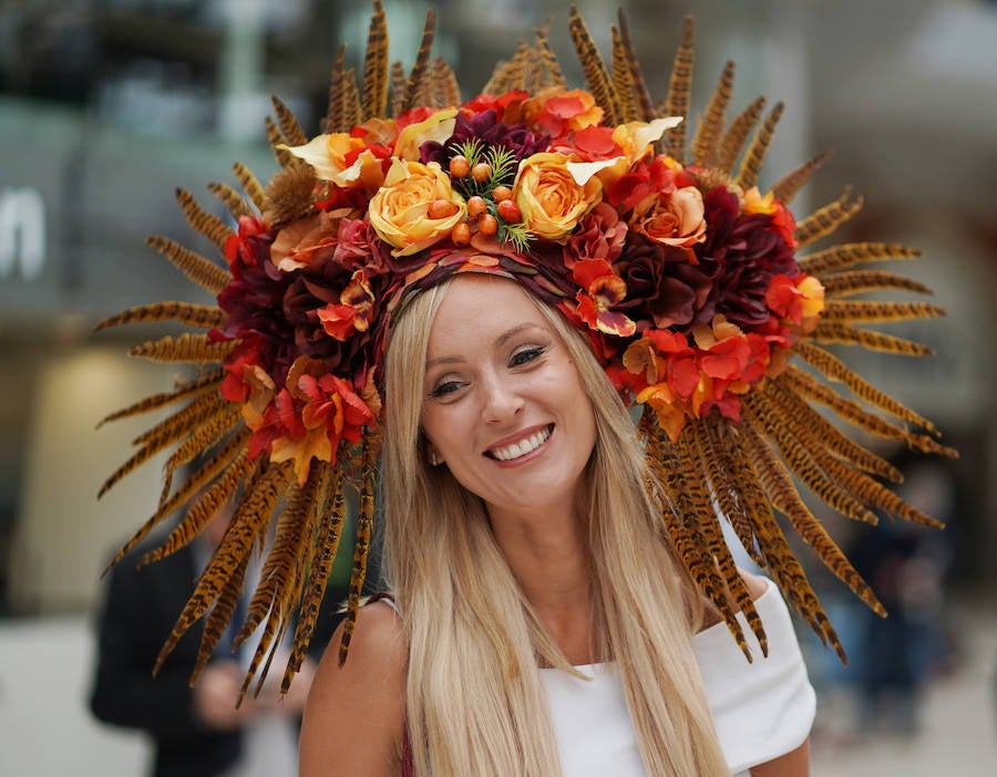 Un año más, el condado de Berkshire acoge las tradicionales carreras de caballos de purasangre Royal Ascot. A la cita (del 18 al 22 de junio) acude la Familia Real Británica y un sinfín de invitados ataviados con los sombreros, pamelas y tocados más estravagantes.