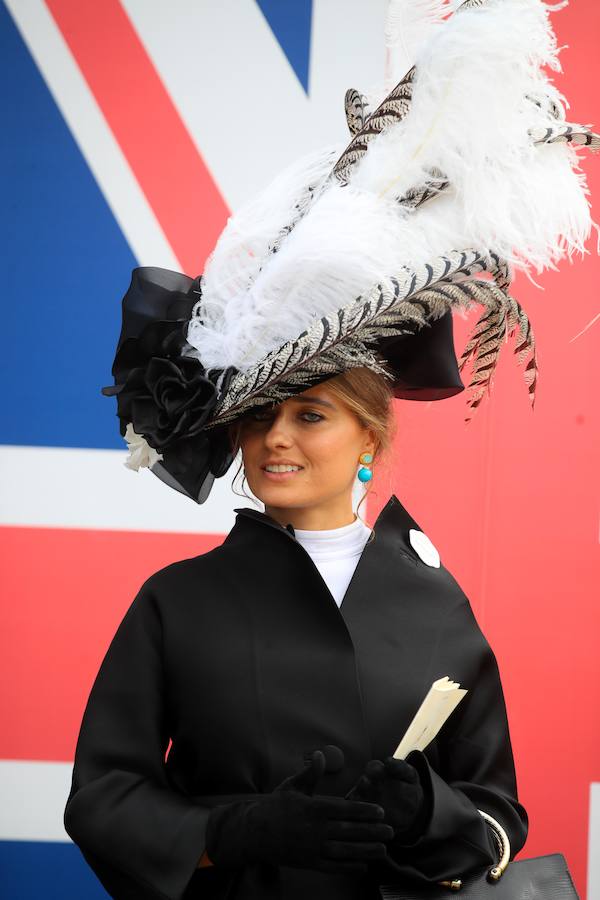 Un año más, el condado de Berkshire acoge las tradicionales carreras de caballos de purasangre Royal Ascot. A la cita (del 18 al 22 de junio) acude la Familia Real Británica y un sinfín de invitados ataviados con los sombreros, pamelas y tocados más estravagantes.