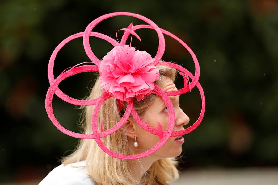 Un año más, el condado de Berkshire acoge las tradicionales carreras de caballos de purasangre Royal Ascot. A la cita (del 18 al 22 de junio) acude la Familia Real Británica y un sinfín de invitados ataviados con los sombreros, pamelas y tocados más estravagantes.