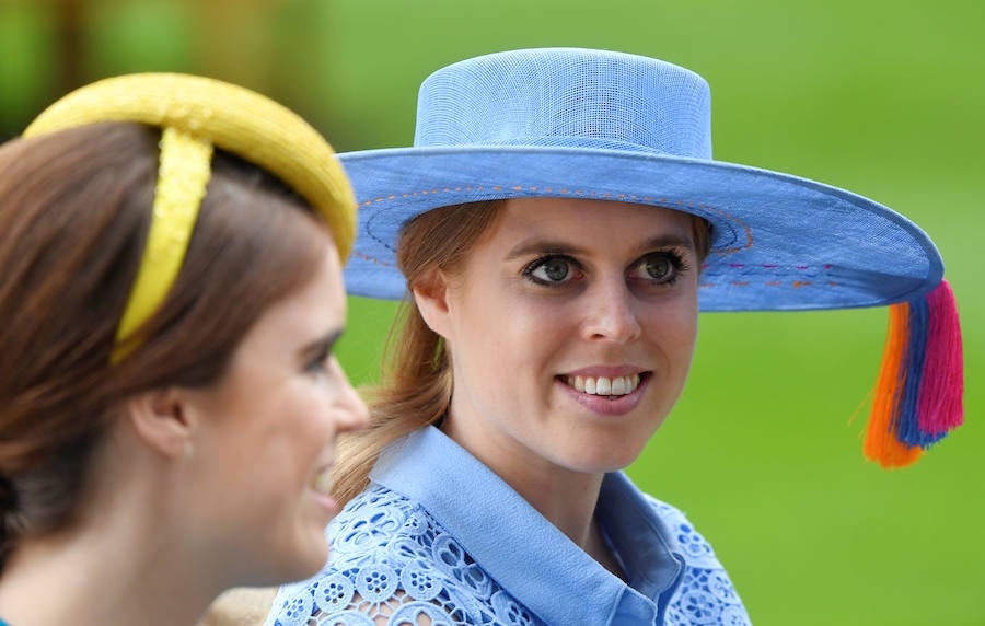 Un año más, el condado de Berkshire acoge las tradicionales carreras de caballos de purasangre Royal Ascot. A la cita (del 18 al 22 de junio) acude la Familia Real Británica y un sinfín de invitados ataviados con los sombreros, pamelas y tocados más estravagantes.