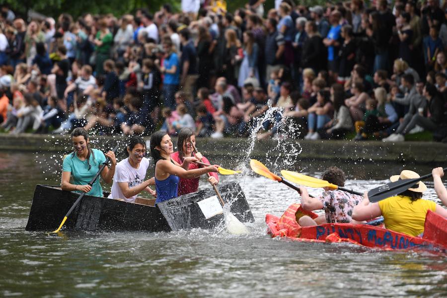 El primer domingo después del fin de los exámenes los estudiantes de la Universidad de Cambridge organizan una loca despedida de curso que ya se ha vuelto toda una tradición; el 'Suicide Sunday'. Se trata de una carrera de botes de cartón que este año fue vista por más de 2.000 curiosos.