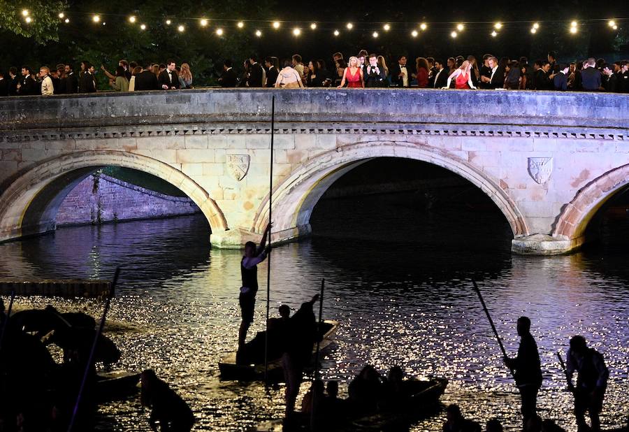 El primer domingo después del fin de los exámenes los estudiantes de la Universidad de Cambridge organizan una loca despedida de curso que ya se ha vuelto toda una tradición; el 'Suicide Sunday'. Se trata de una carrera de botes de cartón que este año fue vista por más de 2.000 curiosos.