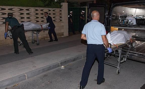 El furgón de la funeraria y un coche patrulla de la Guardia Civil en la urbanización de El Capello donde Esperanza fue asesinada por su marido.