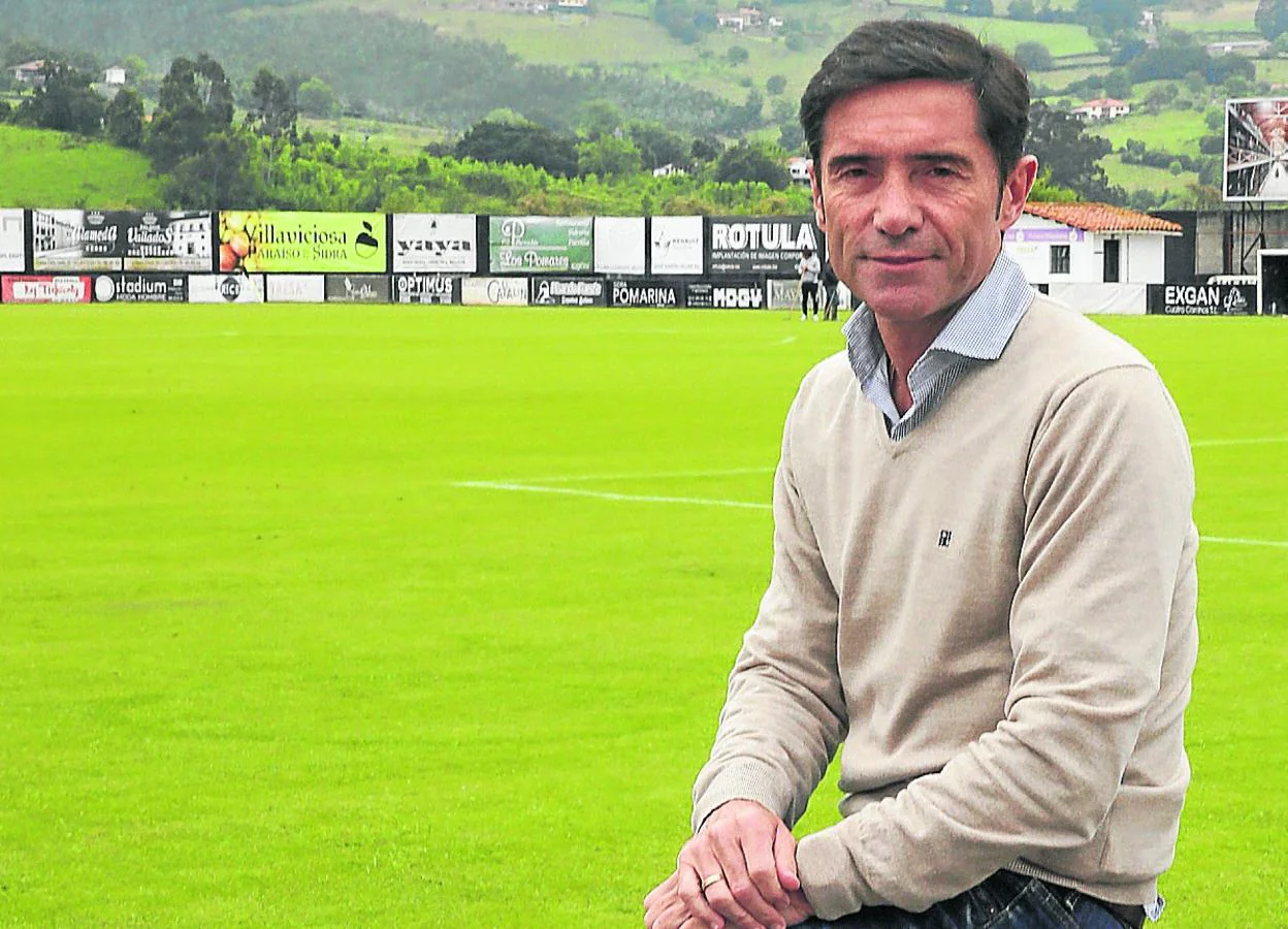 Marcelino García, delante del campo de Les Caleyes, donde debutó como entrenador.