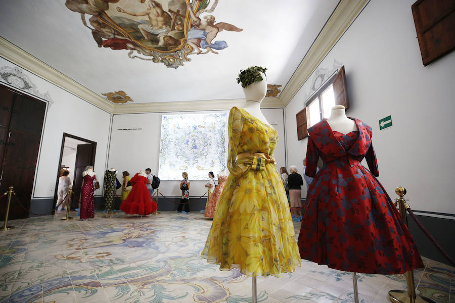 El Museo de la Seda de Valencia reúne a los grandes modistos del siglo XX en una exposición que reivindica la moda con mayúsculas y la belleza de la alta costura. 