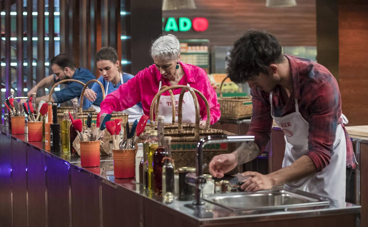 Los concursantes de Masterchef durante una prueba.